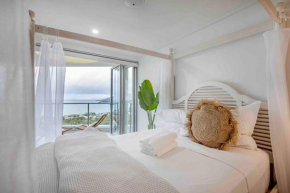 The Top Floor Luxury accomodation for 2 Spa Bath Airlie Beach